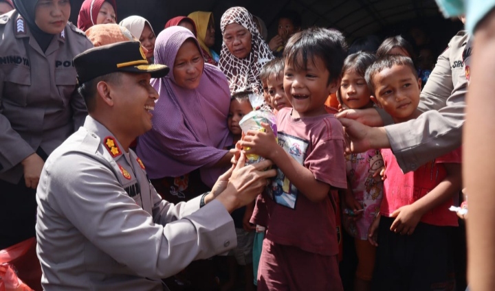Ringankan Beban Korban Banjir, Kapolres Tapsel Hadir dan Beri Bantuan