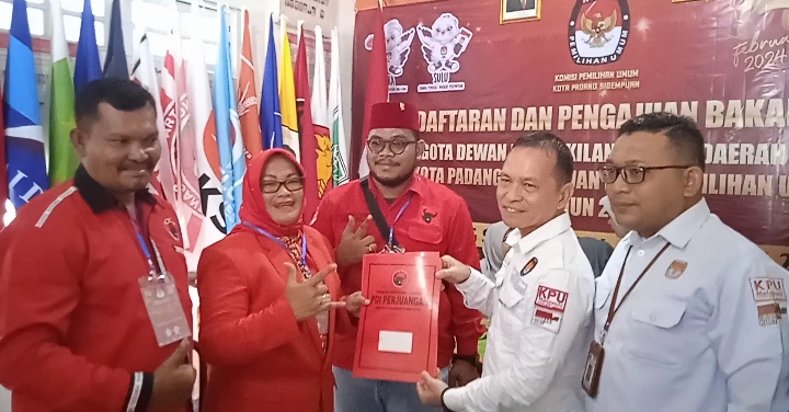 Partai Perdana Daftarkan Bacaleg ke KPU, Partai PDI Perjuangan Padangsidimpuan Serahkan 30 Berkas