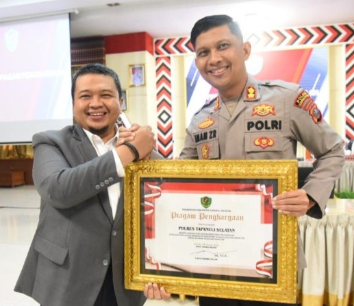 Sukses dalam Berkolaborasi, Kapolres Tapsel Terima Penghargaan dari Bupati Dolly PasaribuÂ 
