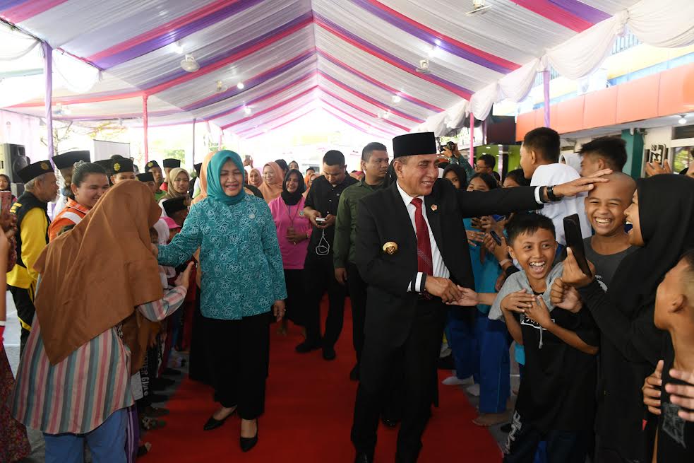 Nawal Lubis Buka Bunga Nusantara dan Menghias Nasi Tumpeng