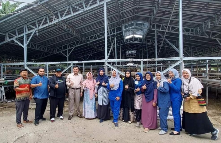 Pimpinan Yayasan RSU Sufina Aziz Sutan Aziz Apresiasi Sentra Ternak DD Farm Sumut