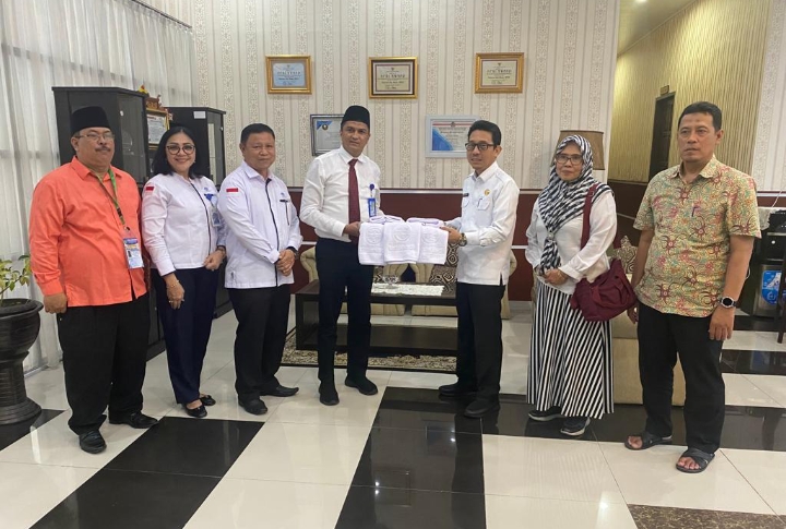 Kabir Bedi Bagikan 8500 Handuk untuk Jamaah Haji Sumut Embarkasi Medan