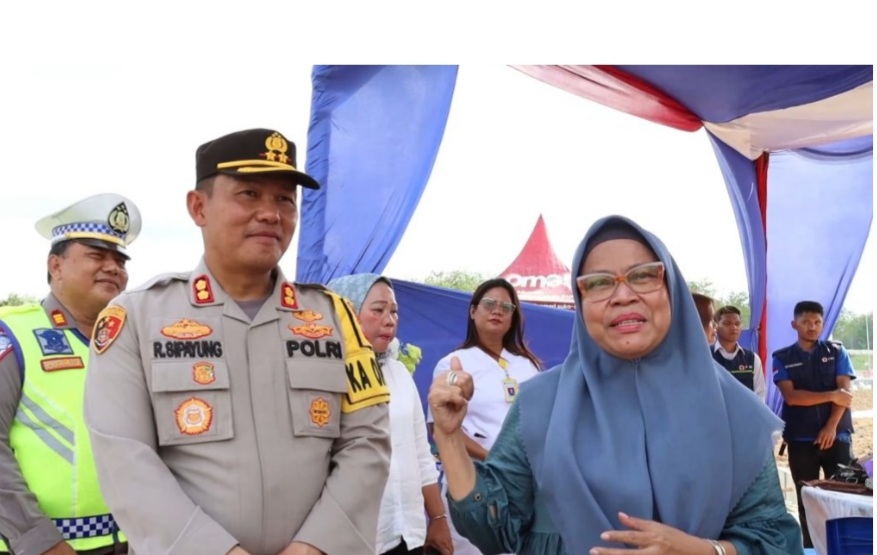 Hj Bunda Indah : Kapolres Simalungun Beri Rasa Aman Warga Liburan  Di Parapat - Danau Toba
