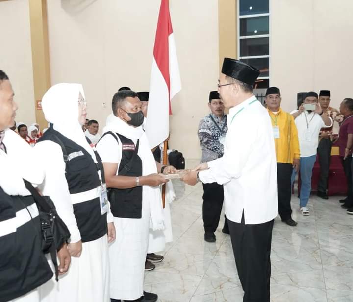 Lepas 263 Jamaah Calon Haji Kloter 20 Embarkasi Medan, Bupati Labusel H. Edimin : Semoga Jadi Haji Mabrur dan mabruroh