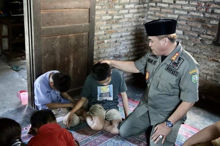 Bupati Madina Sukhairi Nasution Kunjungi Keluarga Pengidap Penyakit Katarak