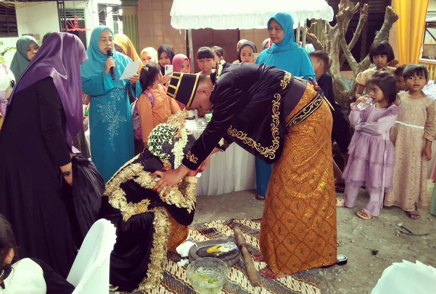 Kenakan Baju Adat Jawa, Putra Ketua Paguyuban Sentosa Jaya Resmi Jadi Pengantin Baru