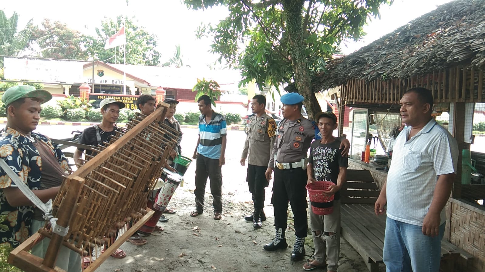 Polsek Air Batu Berbagi Dengan Pengamen Jalanan
