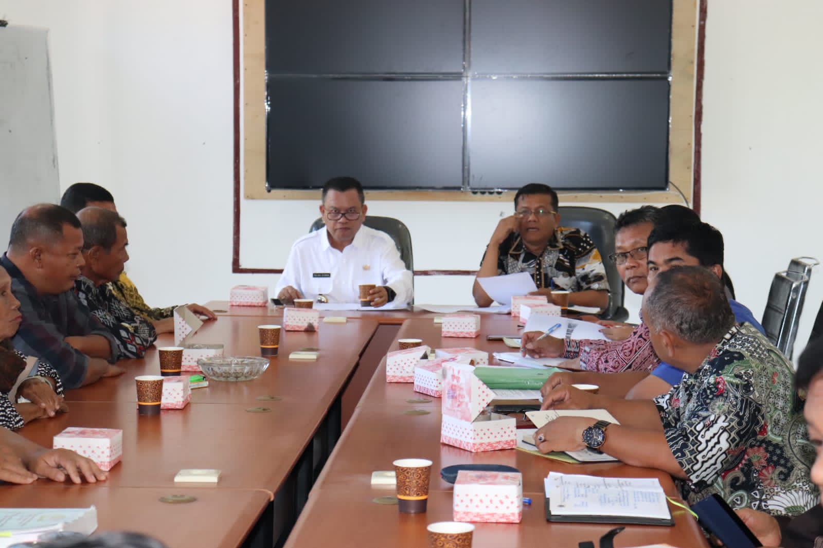 Bupati Toba Lakukan Mediasi Pengelolaan Pantai Pasifik Porsea