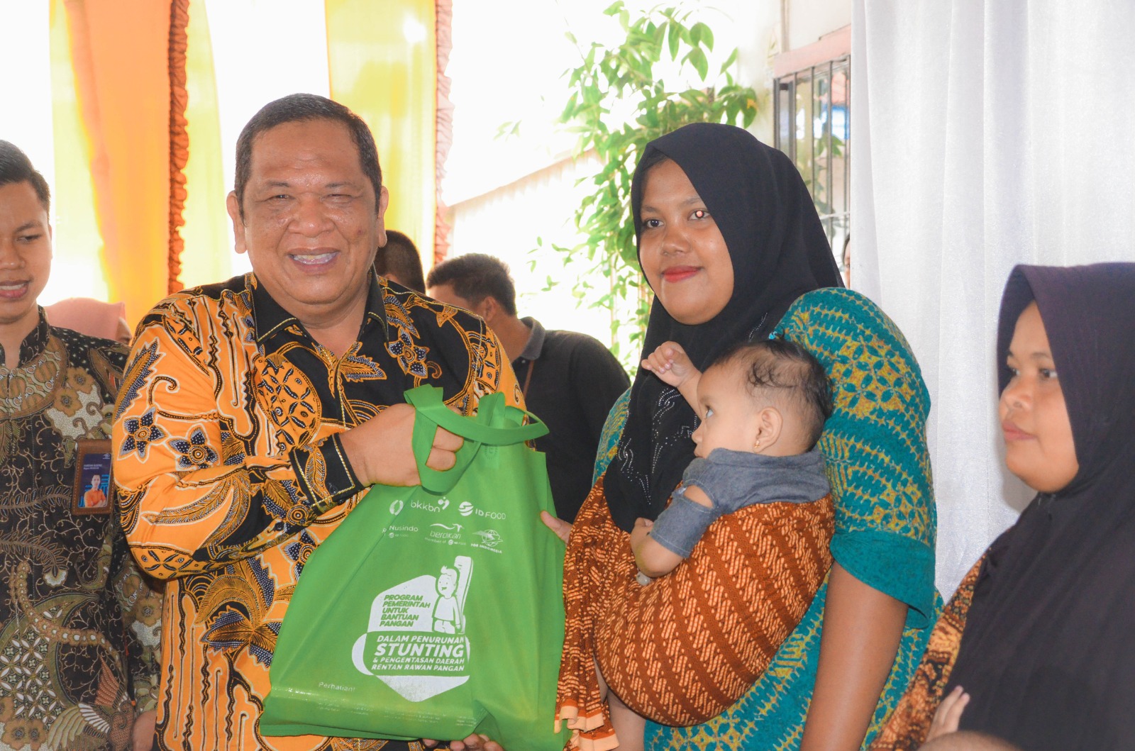Walikota PSP Serahkan Bantuan Cadangan Pangan Pemerintah (CPP) Berupa Daging dan Telur ayam dalam rangka Pengentasan Stunting
