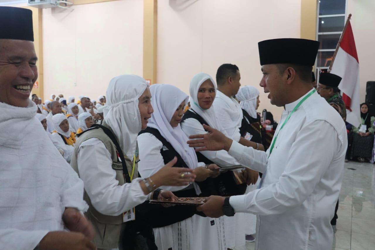 Hadiri Pelepasan 356 Calhaj Paluta di Asrama Haji Medan, Bupati Andar Amin Harahap Berpesan..