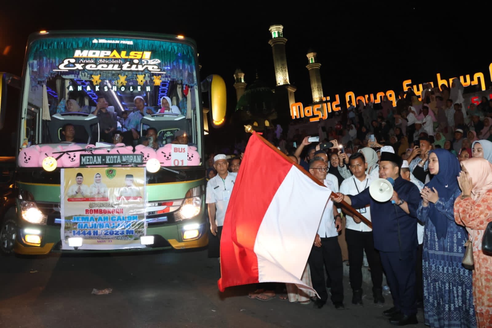 Bupati dan Ketua TP PKK Berangkatkan dan Dampingi 194 Jamaah Calhaj Tapsel