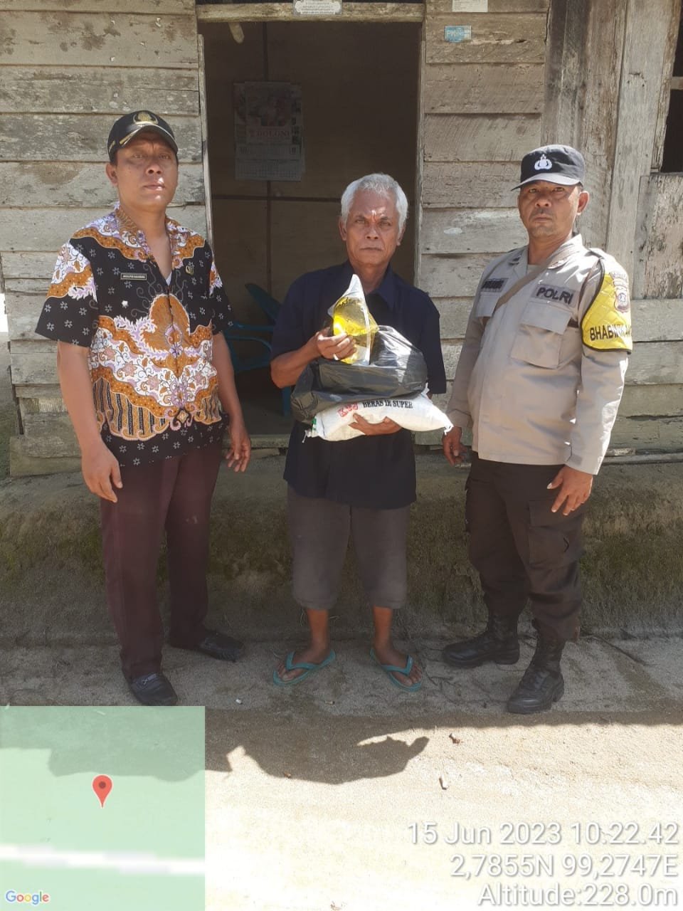 Melalui Program Berkah, Bhabinkamtibmas Polsek Bandar Pasir Mandoge Berikan Bantuan Kepada warga Kurang Mampu