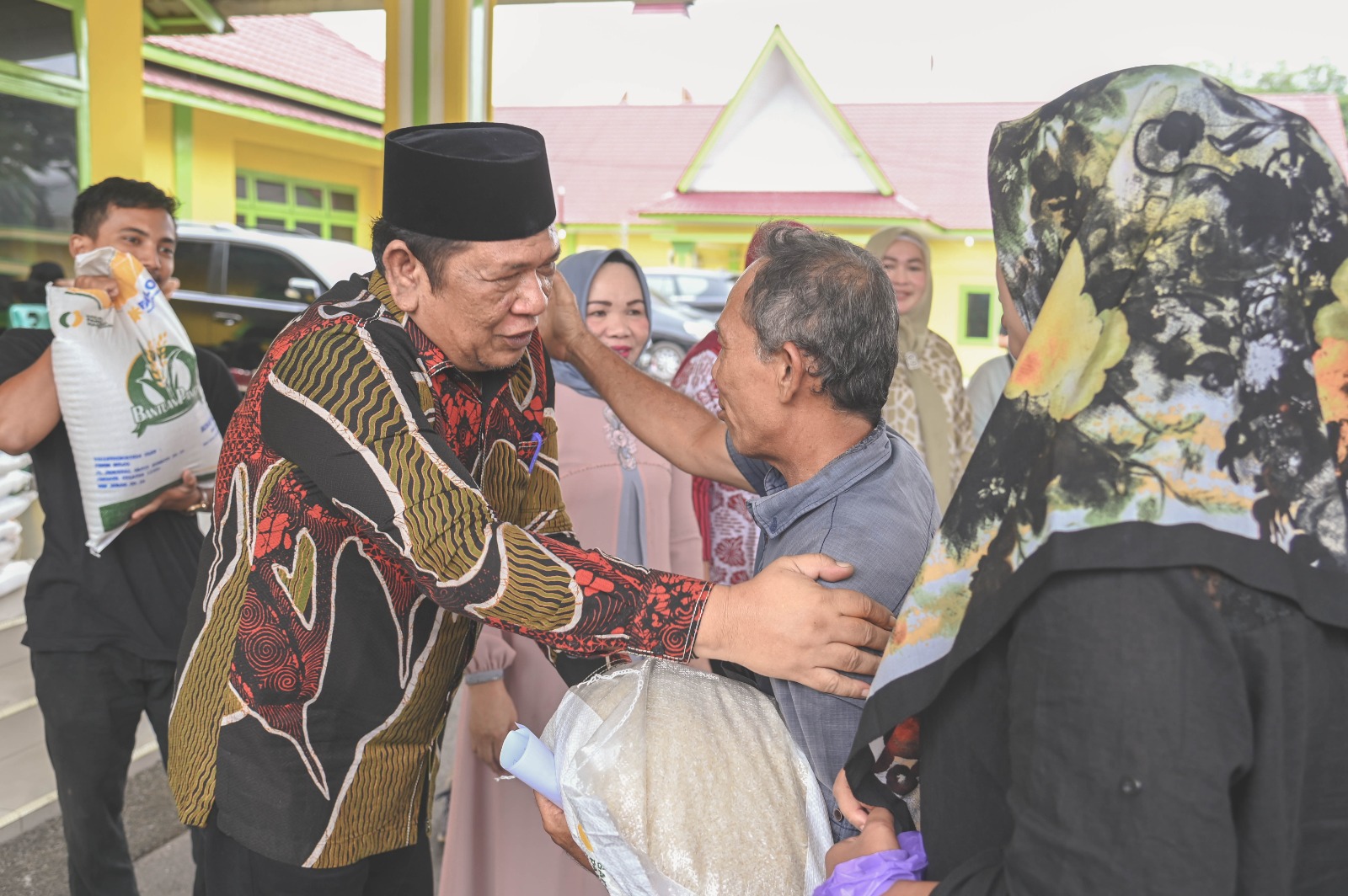 Walikota Padangsidimpuan, Irsan Efendi Nasution Serahkan CBP tahap II untuk bantuan pangan 2023 di dua titik