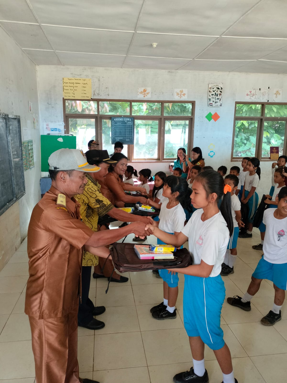 Kepala Desa Buluh Tellang Jonna BoangManalu Apresiasi Kepada Siswa/i Yang Meraih Juara