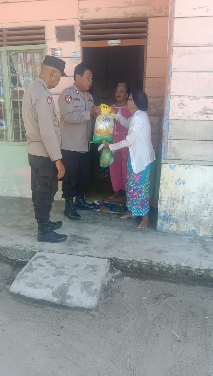 Ka Pos Yan Meranti Bagi 3 Paket Sembako Kepada Warga Tidak Mampu