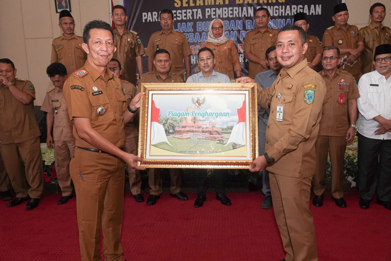 Bupati Paluta Andar Amin Harahap Serahkan Penghargaan PBB P2 Tahun 2023 Kepada Camat dan Desa Terbaik, Ini Himbauannya