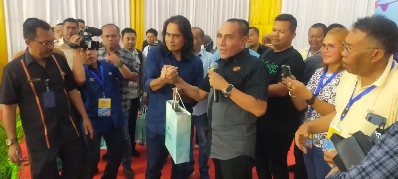 Dukung Tugas Wartawan,  Gubermur Edy Rahmayadi Serahkan Bantuan Tablet
