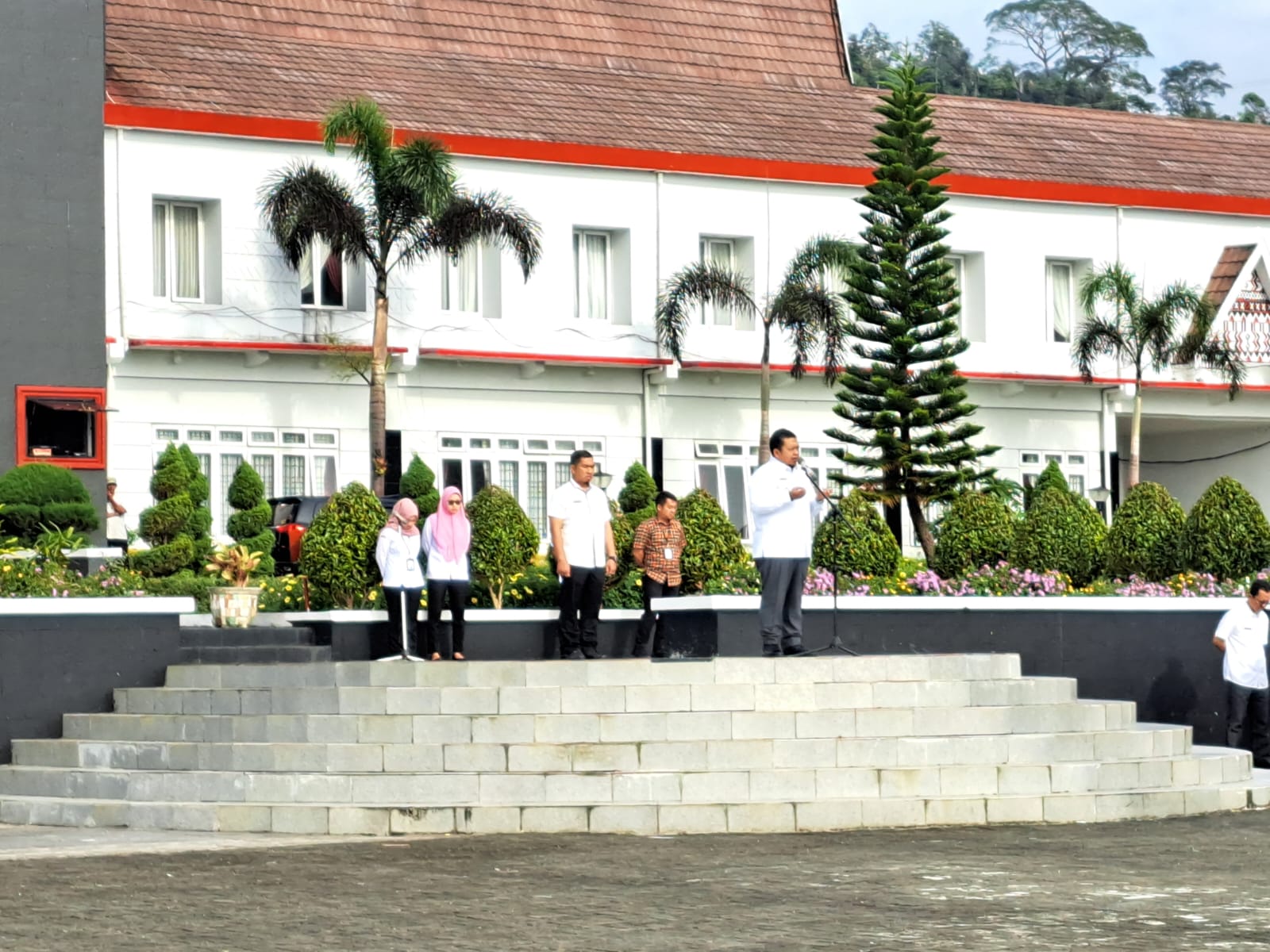 Pimpin Apel Pagi Gabungan, Bupati Tapsel Dolly Pasaribu Ajak PNS-ASN Sisihkan Rezeki untuk Berkurban