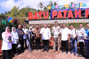 GM PLN UUD Sumbar Eric Rossi Priyo Nugroho Menyerahkan bantuan TJSL kepada Agrowisata Batu Patah Payo, Kota Solok senilai Rp 300 Juta