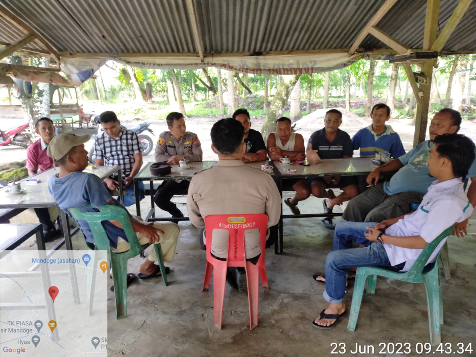 Melalui Jumat Curhat, Polsek Bandar Pasir Mandoge Dengarkan Keluhan Masyarakat di Warung Kopi