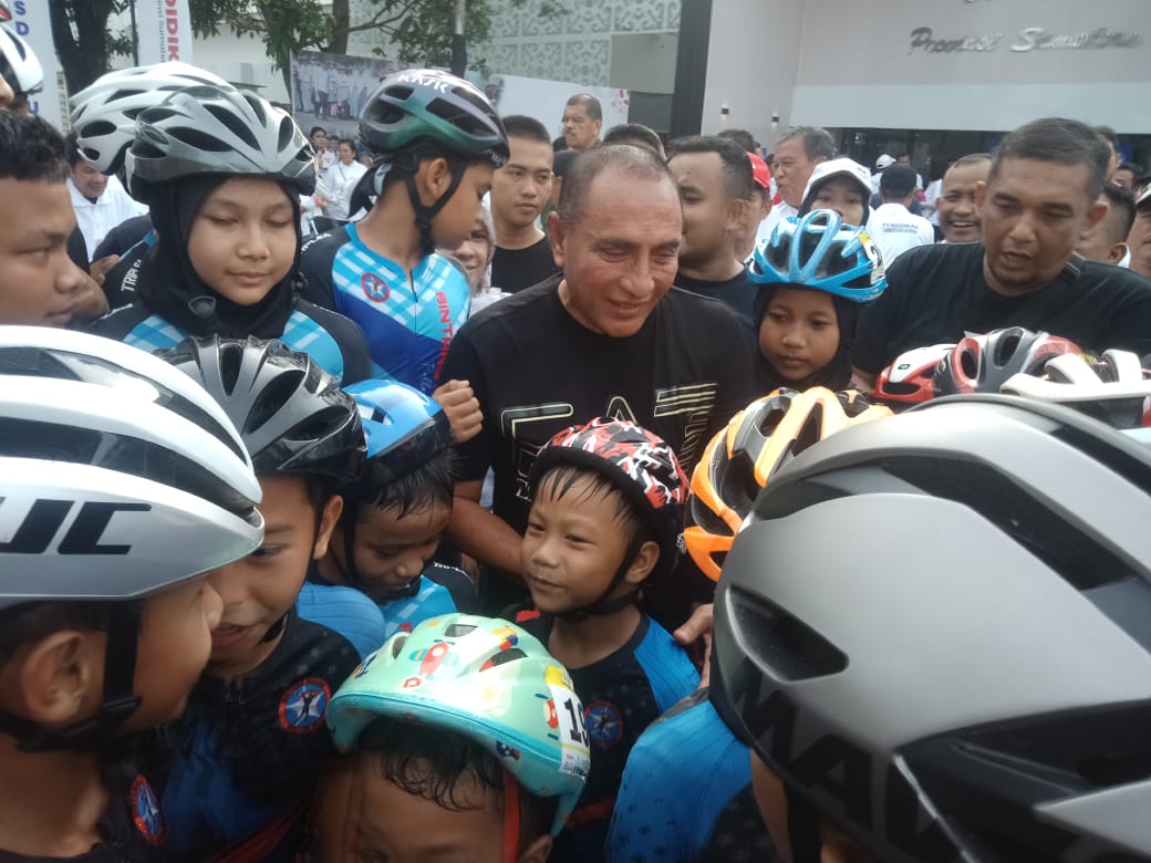 Sentuhan Gubsu Edy Senang Bermain Dengan anak-anak