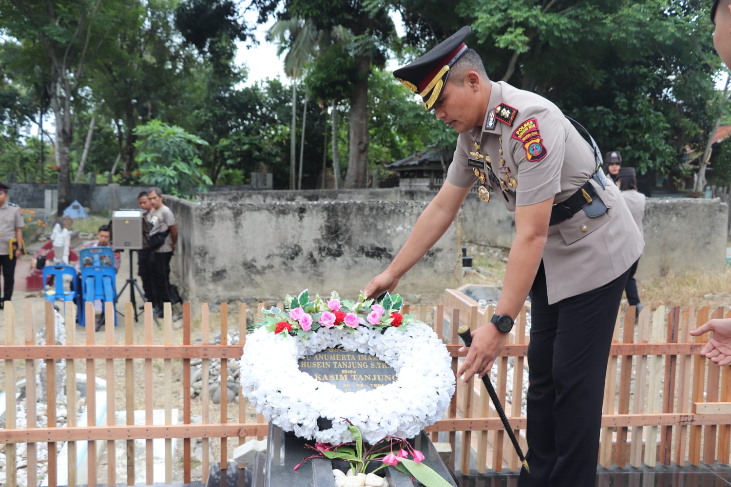 Sambut HUT Bhayangkara ke 77, Kapolres AKBP Reza CAS Pimpin Upacara Ziarah dan Tabur Bunga di TPU Banjar Kobun Madina