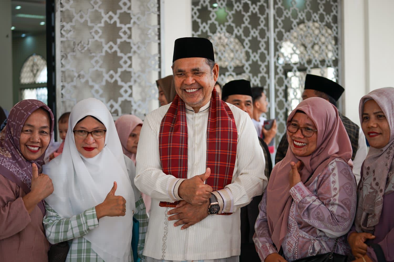 Bupati Solok Capt H. Epyardi Ada Dt. Sutan Majo Lelo Sholat Idul Adha di Masjid Agung Darussalam Islamic CenterÂ 