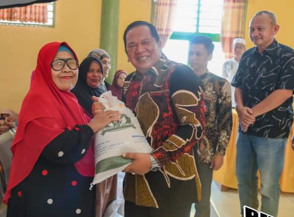 Walikota Padangsidimpuan Irsan Efendi Nasution Salurkan Bantuan Pangan Cadangan Beras Pemerintah