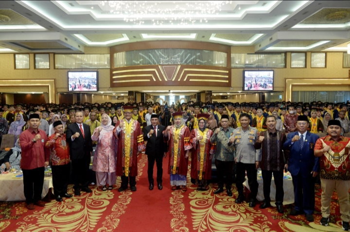 Hadiri Wisuda UNPAB, Edy Rahmayadi Minta Para Sarjana Berwirausaha dan Ciptakan Lapangan Kerja