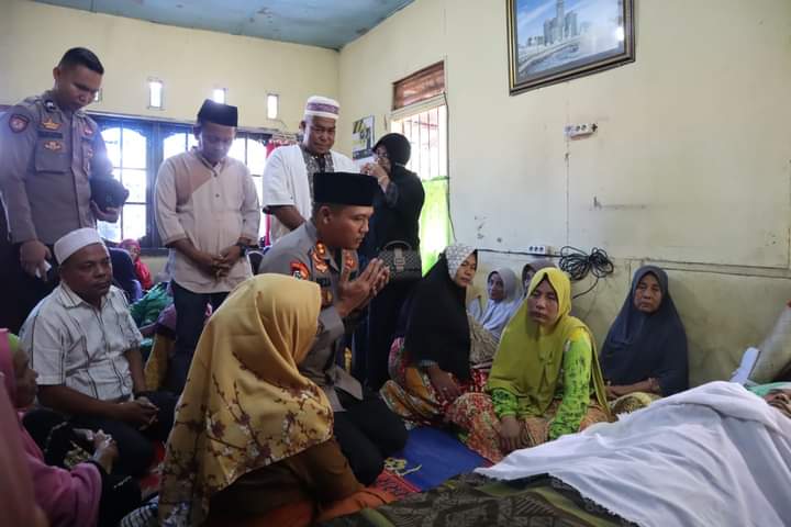 Kapolres AKBP Reza CAS Melayat Ke Rumah Duka Salah Satu Wartawan di Gunung Tua Julu Madina
