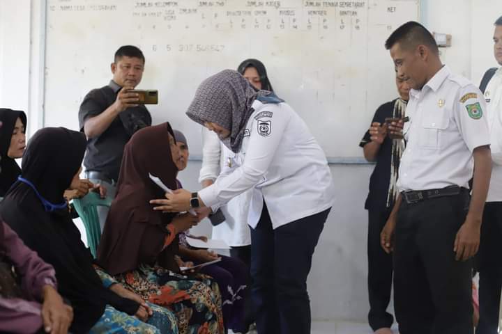 Atika Nasution Sumbangkan Gajinya di Kecamatan Sinunukan