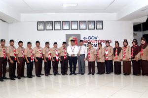 Ketua Kwartir Cabang 0310 Gerakan Pramuka Kota Solok Dr. H. Ramadhani Kirana Putra,SE.MM, Melepas secara resmi pembina Pramuka