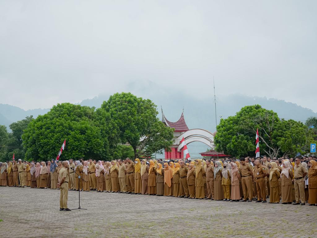 Asisten I Drs. Syahrial,MM memimpin Apel Pagi