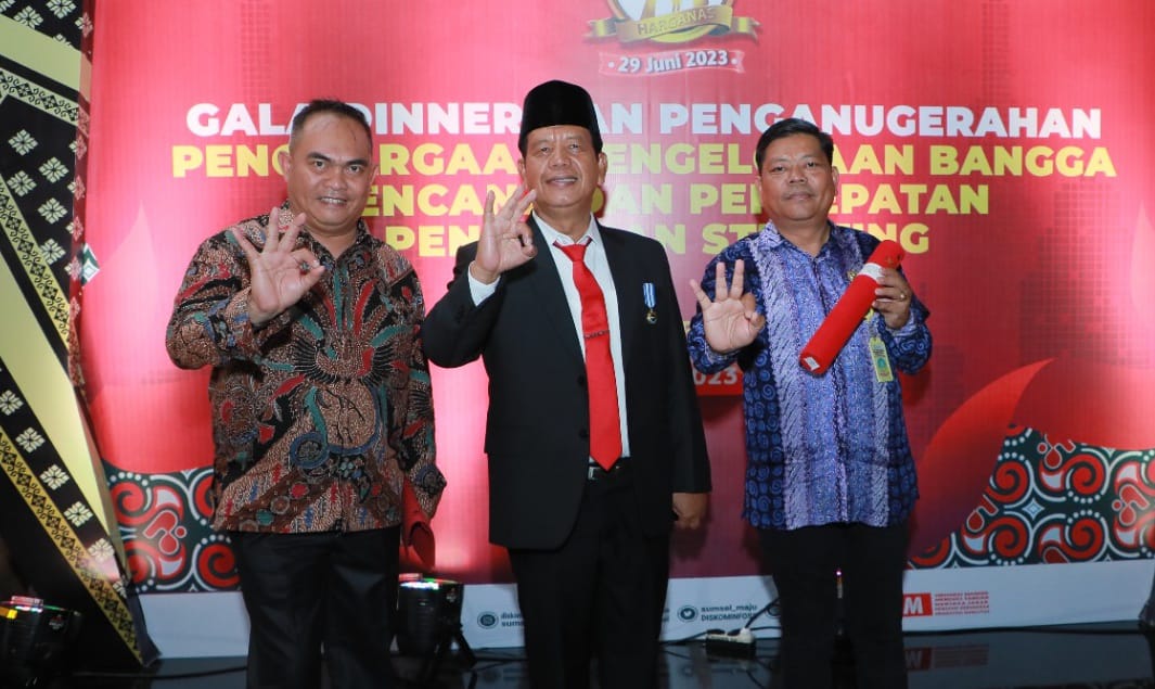 Bupati Simalungun Terima Penghargaan Manggala Karya Kencana.