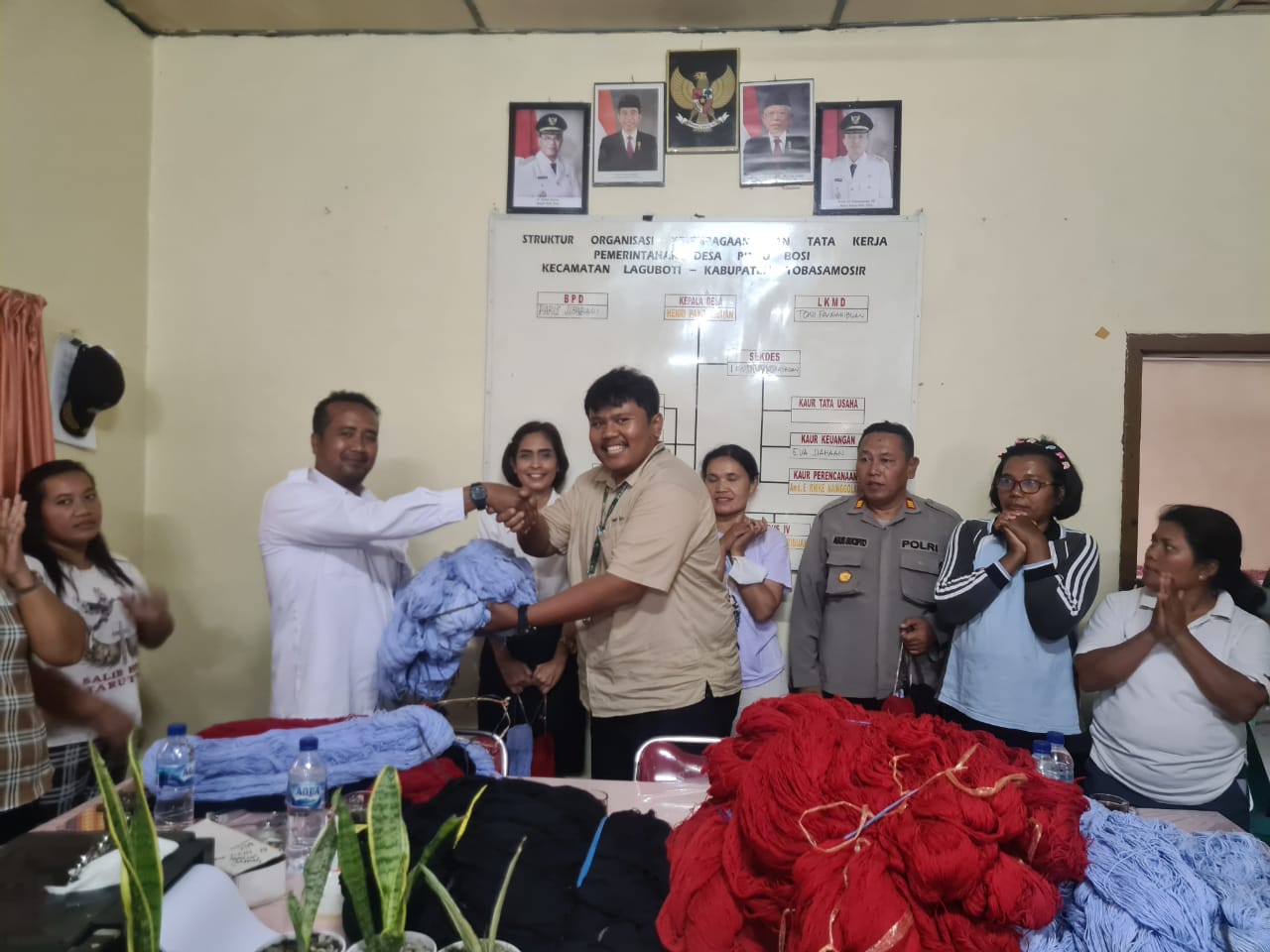 TPL Serahkan Bantuan Benang Kepada Kelompok Penenun Desa Pintu Bosi Kecamatan Laguboti Toba