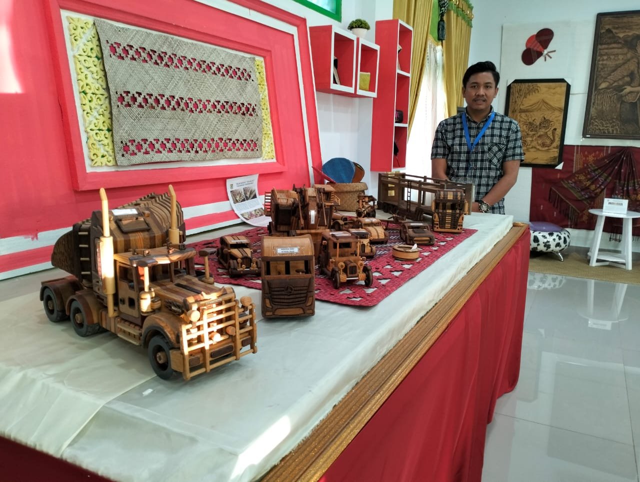 Lukisan Dari Bubuk Teh & Sabut Kelapa Serdangbedagai Pukau Pengunjung di PRSU