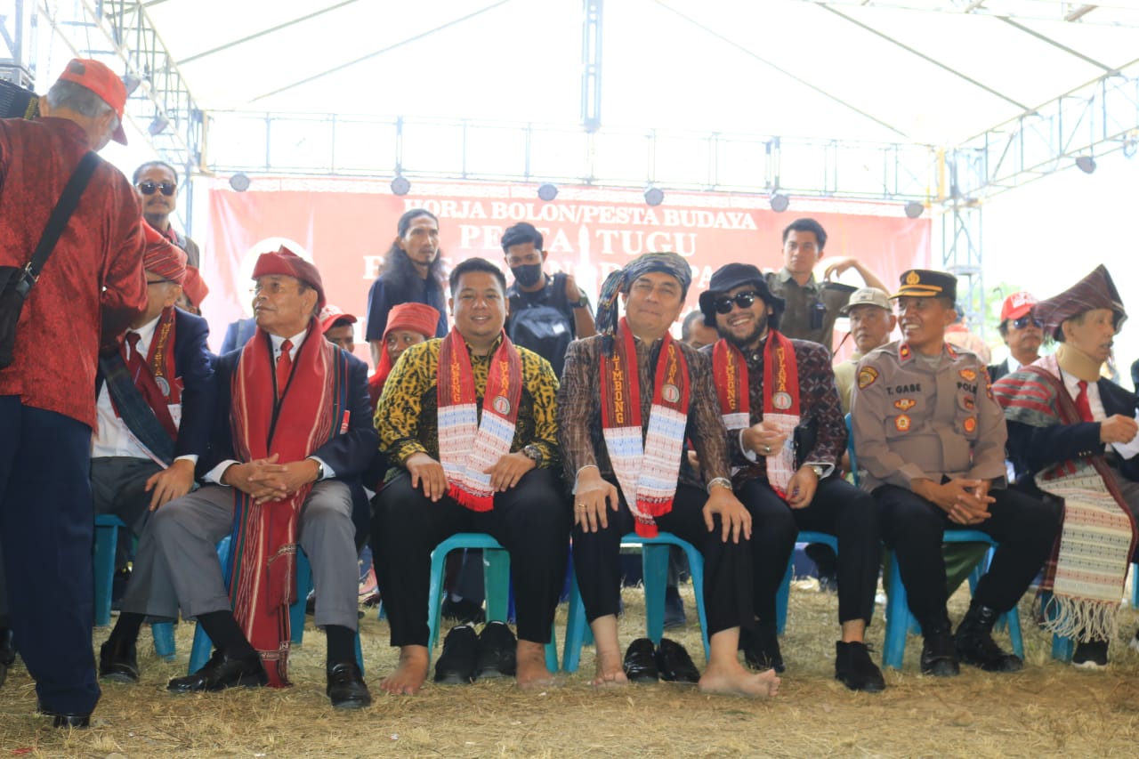 BUPATI SAMOSIR BERSAMA ANGGOTA DPR RI EFFENDI MS. SIMBOLON HADIRI PERESMIAN TUGU LIMBONG MULANA