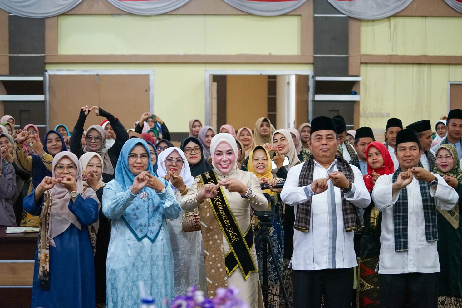 Bunda PAUD Kabupaten Solok SumbarÂ  Ny. Hj. Emiko Epyardi Ada buka secara resmi Sosialisasi Penguatan Transisi