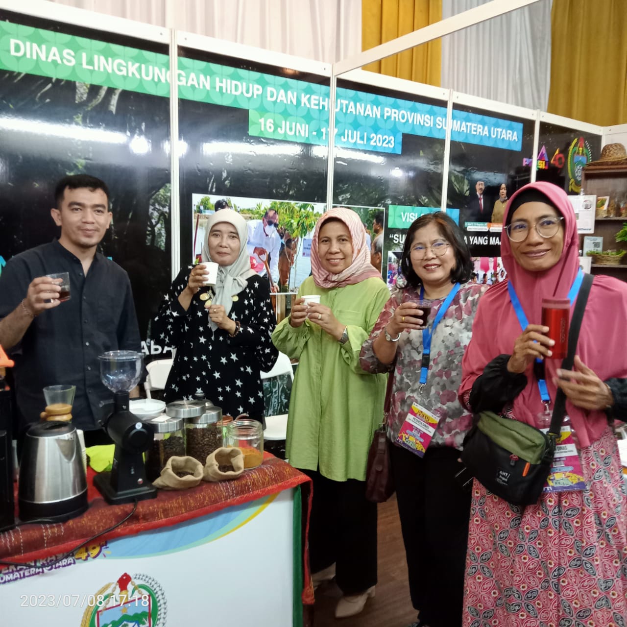 Dinas LHK Sumut Selama Suguhkan Kopi Hasil Olahan Kelompok Tani Hutan, Kadis Perpustakaan Turut Menikmati Kopi