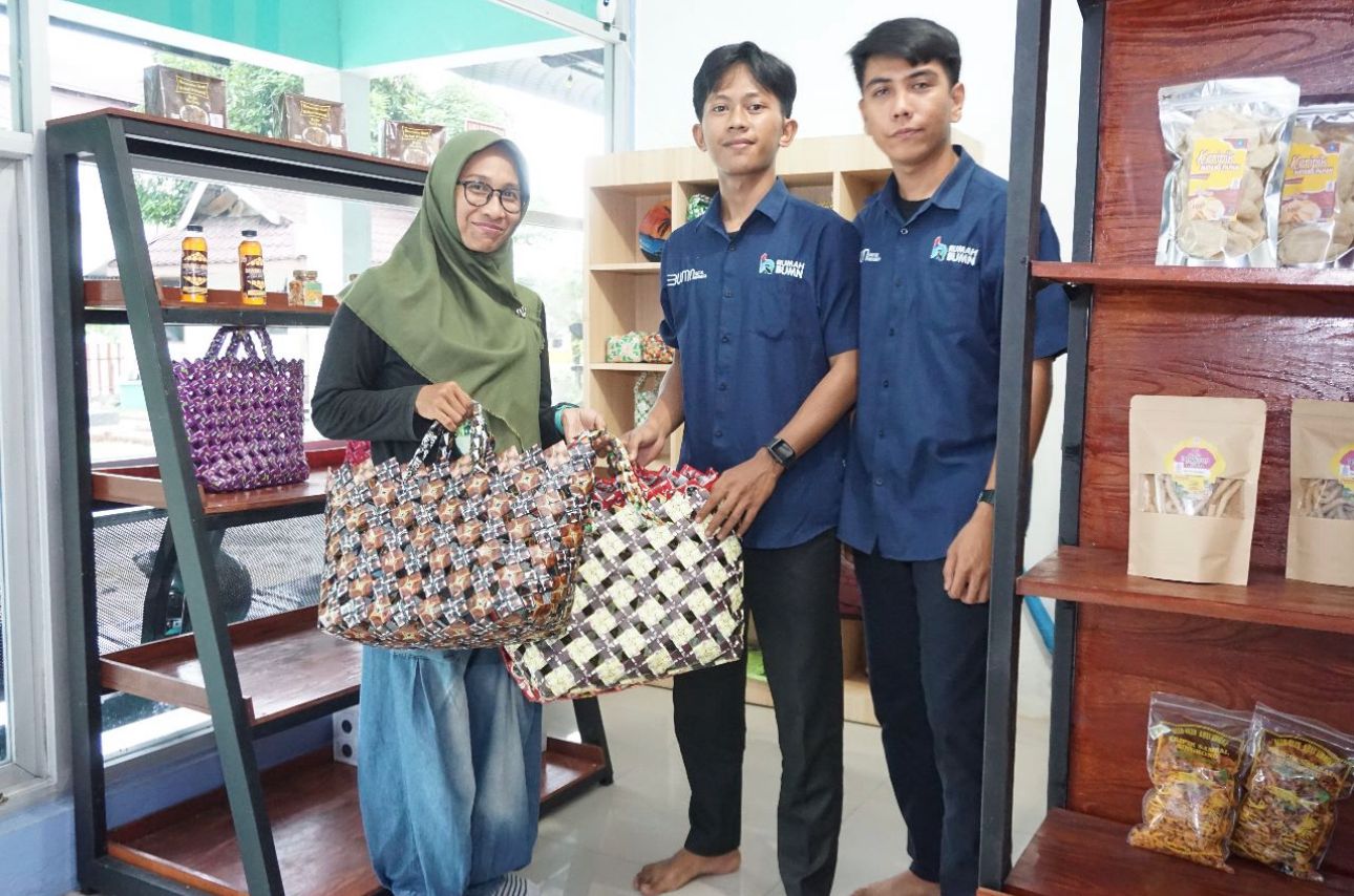 Limbah Plastik Disulap Menjadi Kerajinan Tangan Bernilai Tinggi