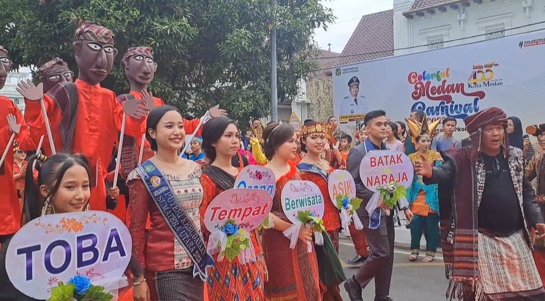 Kontingen Kabupaten Toba Turut Meriahkan Colorful Medan Carnival 2023