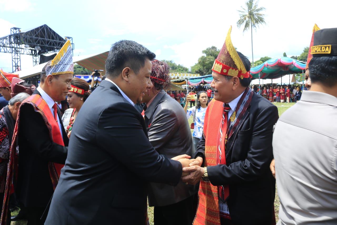 Bupati Samosir Hadiri Puncak Acara Pesta Syukuran Pomparan Parna Indonesia dan Pesta Syukuran Harianja