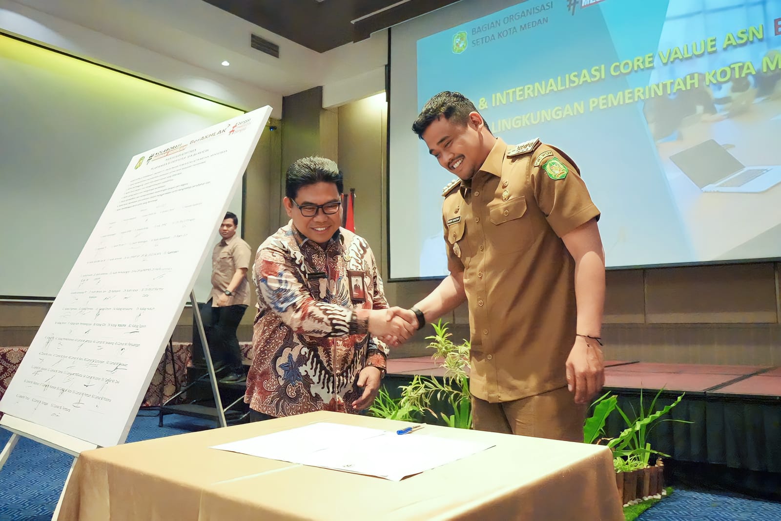 Disaksikan Bobby Nasution, Pejabat Pemko Medan Tandatangani Komitmen Pelaksanaan Budaya Kerja ASN Ber-Akhlak