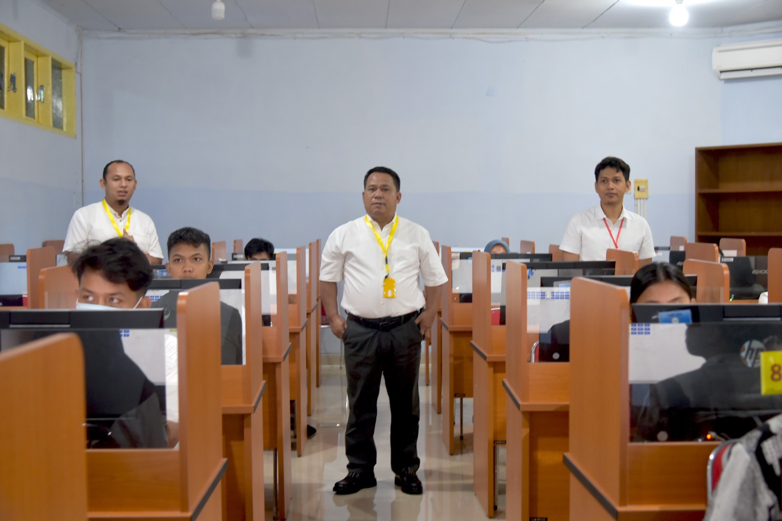 Ujian Mandiri Unimed Diikuti 5.012 Peserta Merebut 1.704 Kuota yang Tersedia   MEDAN | SUMUT24     Universitas Negeri Medan (Unimed) melaksanakan Ujian Tulis Berbasis Komputer (UTBK) Seleksi Mandiri selama 2 hari, 10-11 Juli 2023 di Kampus Unimed. UTB-Seleksi Mandiri tahun 2023 ini diikuti 5.012 peserta yang akan merebut 1.704 kuota yang disediakan.     Rektor Unimed Prof Dr Syamsul Gultom MKes  seusai meninjau ujian mengatakan, kouta jalur Seleksi Mandiri Unimed 2023 sebanyak 1.704 adalah 20 % dari jumlah kouta 8.502 Calon Mahasiswa Baru. Jumlah itu tersebar ke dalam 55 Program Studi S1/D4 dan D3.    Dikatakan rektor, jumlah 5.012 peserta UTBK-Seleksi Mandiri tahun 2023 tersebut mengalami penurunan 2,9 persen dibanding tahun 2022, sebanyak 5.161 orang. Pelaksanaan UTBK Seleksi Mandiri Unimed 2023, kata rektor, diikuti oleh siswa lulusan tahun 2021, 2022, dan 2023 dari pendidikan menengah (SMA/MA/SMK) dan sederajat, serta lulusan Paket C, dengan maksimal umur 25 Tahun. Seleksi jalur Mandiri Unimed akan diumumkan 21 Juli 2023.  Ketentuan Kelulusan Seleksi Mandiri Unimed 2023 ini ada tiga poin yakni berdasarkan hasil UTBK Seleksi Mandiri, hasil Penilaian Portofolio bagi peserta yang memilih Prodi Seni dan Olahraga, dan berrdasarkan Rekognisi Prestasi Peserta, misalnya; Prestasi Akademik, Olahraga, Seni, MTQ dan Hafizh Qurâ€™an.  Rektor menyebutkan, tahun ini Unimed menerima pendaftaran tiga jalur SNMPTN, SBMPTN dan Mandiri. Untuk jalur SNMPTN sebanyak 25.619 peserta dan diterima 2.547 peserta, jalur SNMPTN 25.619 peserta dan diterima 4.251 peserta dan jalur Mandiri 5.012 peserta dan diterima 1.704 peserta dengan total kuota 8.502 peserta.     Sementara itu Prodi peminat tertinggi tahun ini jalur SNMPTN yakni PGSD, Manajemen, Gizi, Ilmu Komputer, Akuntansi. Jalur SBMPTN yakni PGSD, Manajemen, Gizi, Ilmu Komputer dan Pendidikan BK. Sementara itu jalur Mandiri yakni PGSD, Manajemen, Ilmu Komputer, Akuntansi, Teknik Sipil.(C04) Teks foto: Rektor Unimed Prof Dr Syamsul Gultom MKes  meninjau ujian Mandiri.
