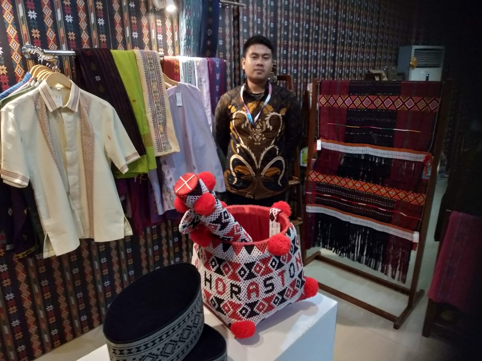 Tenunan Bermotif Salak Kota Padangsidimpuan Banyak Diminati Pengunjung PRSU