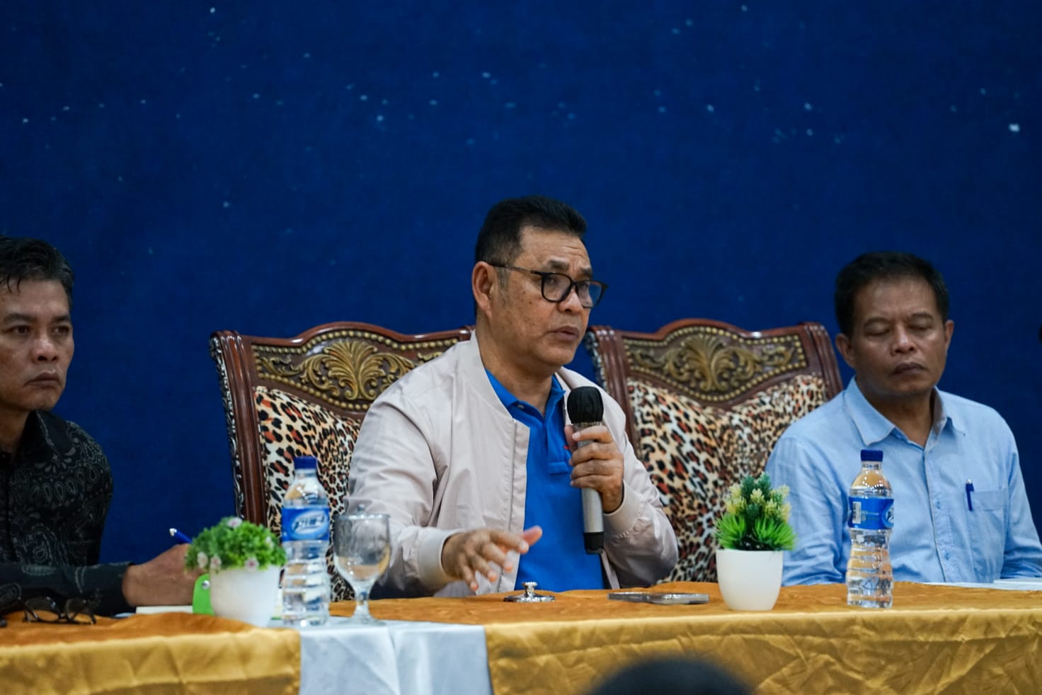 Bupati Solok Capt. H. Epyardi Asda Dt Sutan Majo Lelo, M.Mar membuka secara resmi Bimtek Pengelolaan Keuangan Daerah dan Nagari