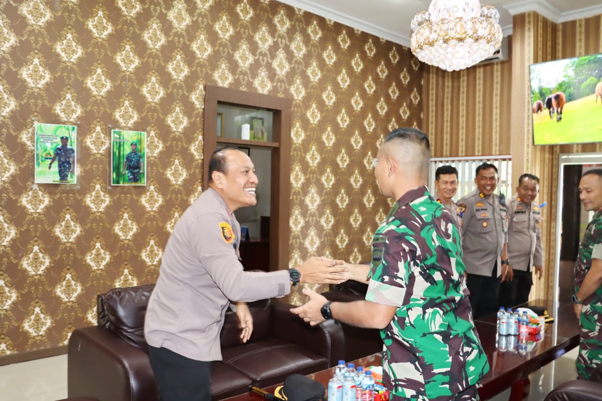 Perkuat Sinergitas TNI-POLRI, Kapolres Padangsidimpuan AKBP Dudung Setyawan Berkunjung Ke Markas Yonif 123 Rajawali