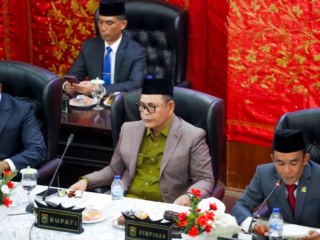 Bupati Solok, Sumatra Barat, Capt. H. Epyardi Asda Menghadiri Rapat Paripurna Pengucapan Sumpah/Janji Pimpinan dan Anggota DPRD PAW
