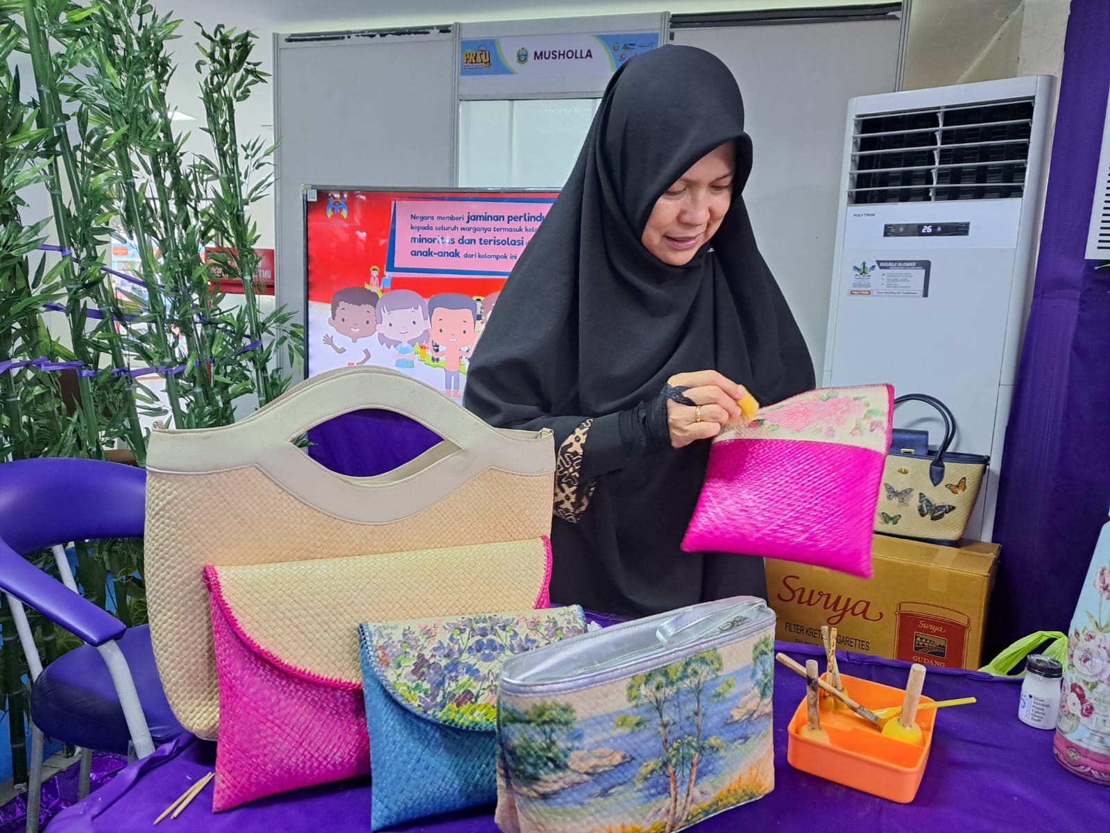Dinas Pemberdayaan Perempuan, Perlindungan Anak dan KB Beri Latihan Menempel Decoupage