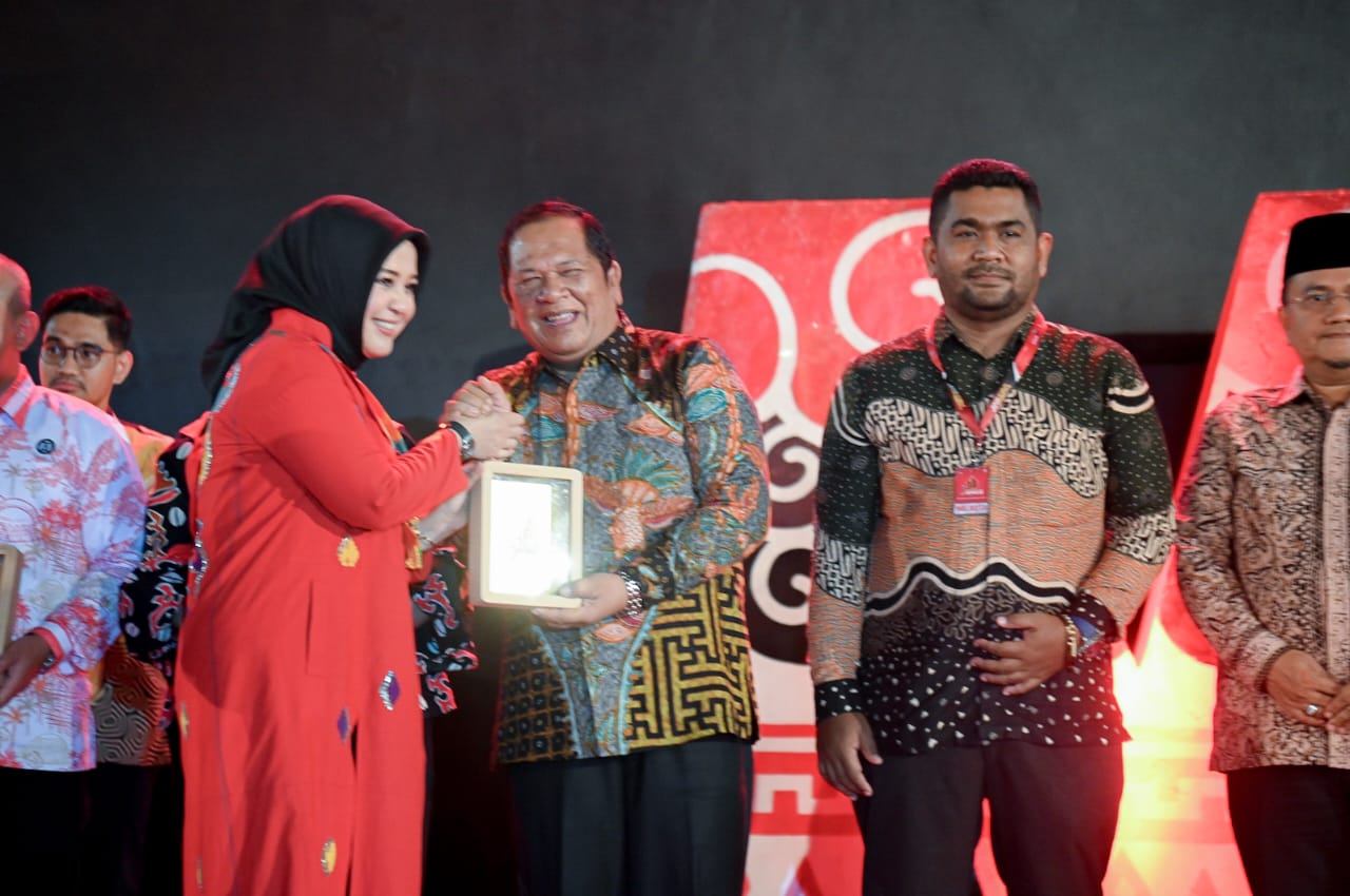 Walikota PSP Irsan Efendi Nasution, SH, MM dan istri, Ny. Derliana Irsan Efendi ikut gala dinner Rakernas XVI APEKSI 2023